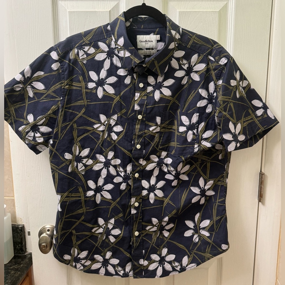Goodfellow. Navy/green Hawaiian style short sleeve button down. Size L.